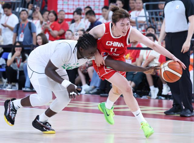 (260812) -- FOSHAN, Aug. 12, 2026 (Xinhua) -- Luo Xinyu (R) of China tries to break through during a friendly women's basketball match between China and Nigeria in Foshan, south China's Guangdong province, Aug. 12, 2026. (Xinhua/Deng Hua)