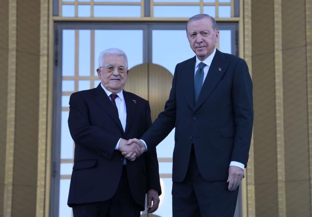 (260812) -- ANKARA, Aug. 12, 2026 (Xinhua) -- Turkish President Recep Tayyip Erdogan (R) and Palestinian President Mahmoud Abbas attend a welcome ceremony at the Presidential Palace in Ankara, Türkiye, on August 12, 2026. (Mustafa Kaya/Handout via Xinhua)