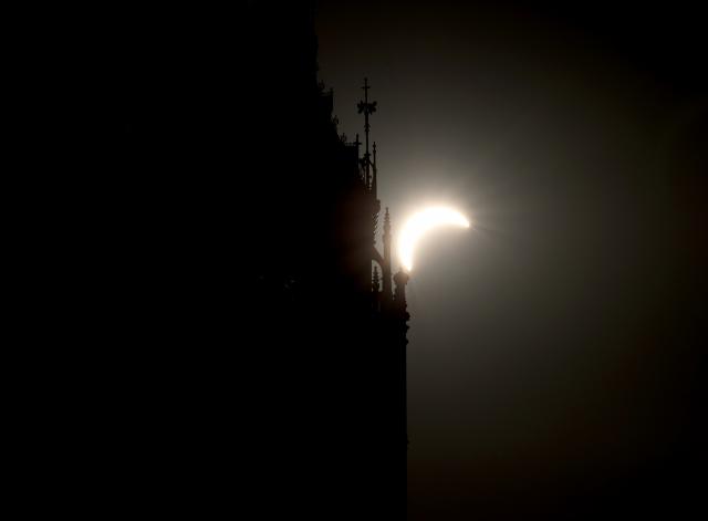 (260812) -- LONDON, Aug. 12, 2026 (Xinhua) -- Photo taken on Aug. 12, 2026 shows a partial solar eclipse in London, Britain. (Xinhua/Li Ying)