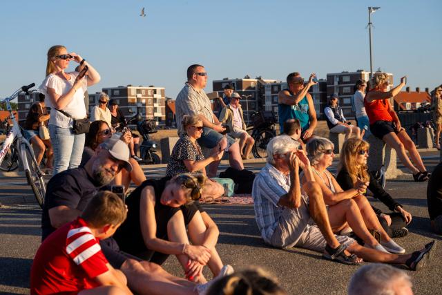 (260812) -- KATWIJK, Aug. 12, 2026 (Xinhua) -- People observe solar eclipse in Katwijk, the Netherlands on Aug. 12, 2026. (Photo by Monique Shaw/Xinhua)