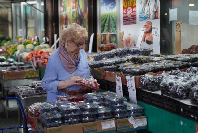 (260813) -- NEW YORK, Aug. 13, 2026 (Xinhua) -- A customer checks price at a store in New York, the United States, on Aug. 12, 2026. The U.S. consumer price index (CPI) rose 3.4 percent year on year in July, slightly lower than 3.5 percent in June, according to data released by the U.S. Bureau of Labor Statistics (BLS) on Wednesday. (Xinhua/Zhang Fengguo)