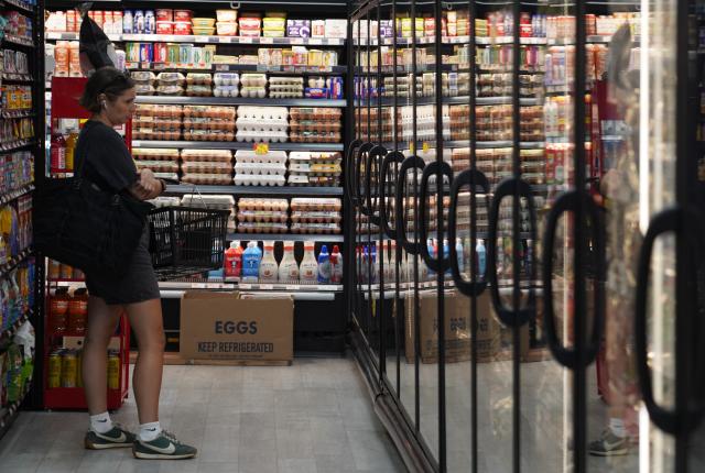 (260813) -- NEW YORK, Aug. 13, 2026 (Xinhua) -- A customer shops at a store in New York, the United States, on Aug. 12, 2026. The U.S. consumer price index (CPI) rose 3.4 percent year on year in July, slightly lower than 3.5 percent in June, according to data released by the U.S. Bureau of Labor Statistics (BLS) on Wednesday. (Xinhua/Zhang Fengguo)