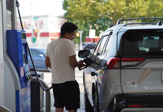 (260813) -- NEW YORK, Aug. 13, 2026 (Xinhua) -- A man refills a car at a gas station in New York, the United States, on Aug. 12, 2026. The U.S. consumer price index (CPI) rose 3.4 percent year on year in July, slightly lower than 3.5 percent in June, according to data released by the U.S. Bureau of Labor Statistics (BLS) on Wednesday. (Xinhua/Zhang Fengguo)