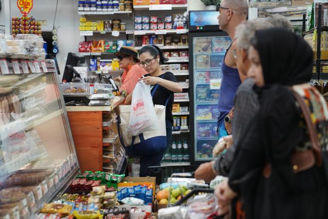 (260813) -- NEW YORK, Aug. 13, 2026 (Xinhua) -- Customers shop at a store in New York, the United States, on Aug. 12, 2026. The U.S. consumer price index (CPI) rose 3.4 percent year on year in July, slightly lower than 3.5 percent in June, according to data released by the U.S. Bureau of Labor Statistics (BLS) on Wednesday. (Xinhua/Zhang Fengguo)