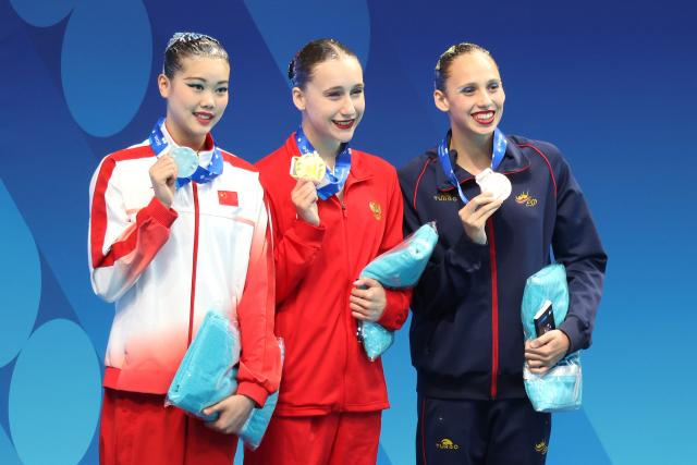 (260813) -- BUDPAEST, Aug. 13, 2026 (Xinhua) -- Gold medalist Aleksandra Zavialova (C) of Russia, silver medalist He Zhien (L) of China and bronze medalist Daniela Suarez Fernandez of Spain pose for a photo during the awarding ceremony for the Women's Solo Technical Event of the World Aquatics Junior Artistic Swimming Championships in Budapest, Hungary, on Aug. 12, 2026. (Photo by Attila Volgyi/Xinhua)
