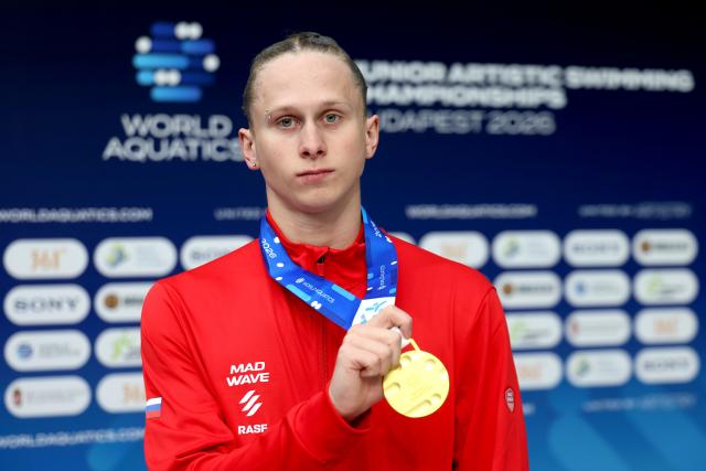 (260813) -- BUDPAEST, Aug. 13, 2026 (Xinhua) -- Gold medalist Zakhar Trofimov of Russia poses for a photo after the Men's Solo Technical Final of the World Aquatics Junior Artistic Swimming Championships in Budapest, Hungary, on Aug. 12, 2026. (Photo by Attila Volgyi/Xinhua)