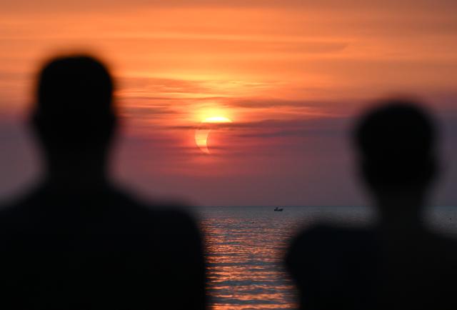 (260813) -- LADISPOLI, Aug. 13, 2026 (Xinhua) -- People watch a partial solar eclipse over the sea in Ladispoli, Italy, Aug. 12, 2026. (Photo by Alberto Lingria/Xinhua)