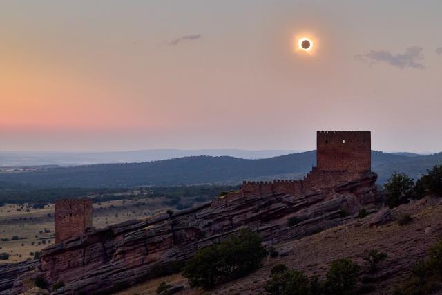 (260813) -- GUADALAJARA, Aug. 13, 2026 (Xinhua) -- This photo taken on Aug. 12, 2026 shows a total solar eclipse seen near the Zafra Castle in Guadalajara, Spain. (Xinhua/Meng Dingbo)
