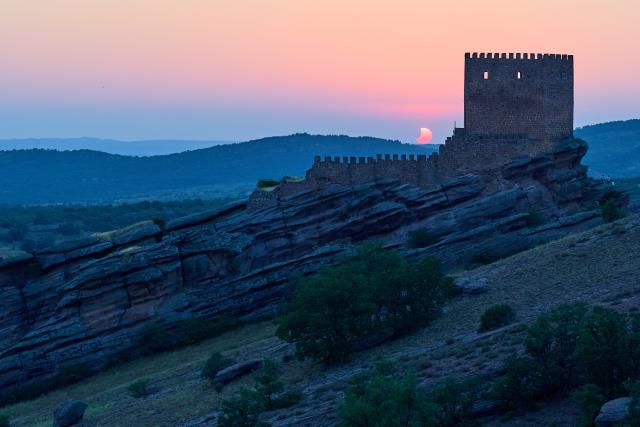 (260813) -- GUADALAJARA, Aug. 13, 2026 (Xinhua) -- The moon eclipses the sun during the process of a total solar eclipse seen near the Zafra Castle in Guadalajara, Spain, on Aug. 12, 2026. (Xinhua/Meng Dingbo)