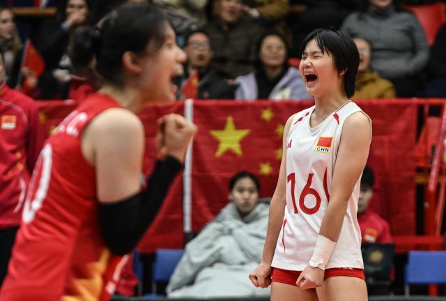 (260813) -- BEIJING, Aug. 13, 2026 (Xinhua) -- Chen Qien (R) of China celebrates during the Pool B preliminary phase match between China and Peru at the FIVB Volleyball Girls' U17 World Championship in San Felipe, Chile, Aug. 11, 2026. (Photo by Jorge Villegas/Xinhua)