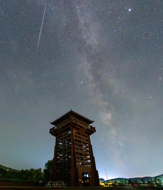 (260813) -- BEIJING, Aug. 13, 2026 (Xinhua) -- This photo taken on Aug. 11, 2026 shows Perseid meteor shower over the suburb of Jiamusi City, northeast China's Heilongjiang Province. Perseid meteor shower, which peaks on August 12 and 13 this year, is an annual meteor shower that occurs from mid-July to late August. (Photo by Chen Zhiguo/Xinhua)