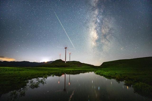 (260813) -- BEIJING, Aug. 13, 2026 (Xinhua) -- This photo taken on Aug. 13, 2026 shows Perseid meteor shower over Hezhang County of Bijie City, southwest China's Guizhou Province. Perseid meteor shower, which peaks on August 12 and 13 this year, is an annual meteor shower that occurs from mid-July to late August. (Photo by Chen Chunzhi/Xinhua)