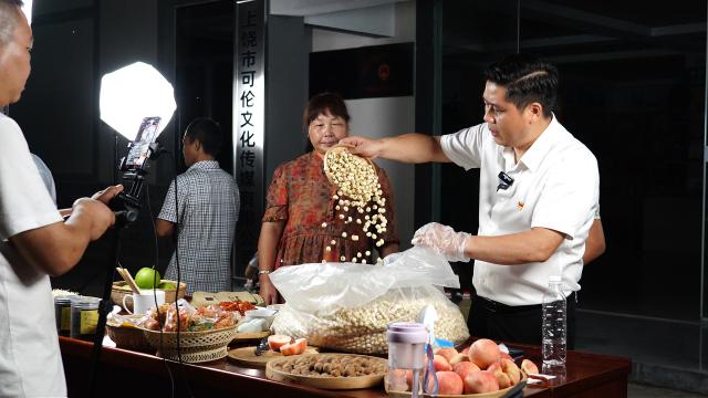 (260813) -- NANCHANG, Aug. 13, 2026 (Xinhua) -- Chen Jianguo (1st R), Party secretary of Beishan Village, promotes agricultural products at a livestream session in Beishan Village of Guangxin District in Shangrao City, east China's Jiangxi Province, July 23, 2026.
  Chen Jianguo, Party secretary of Beishan Village, opened social media accounts to post farm produce promotion clips and leveraged livestreaming to sell local agricultural products. Villagers pack their produce up to his livestream sessions one after another, creating a bustling scene similar as open-air markets.
  As e-commerce is increasingly employed to boost farmers' incomes, Party members and village officials are mobilized to participate actively in livestreaming sales, leading the way in navigating this new path to prosperity. (Xinhua)