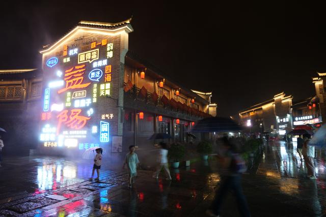 (260813) -- YIYANG, Aug. 13, 2026 (Xinhua) -- Tourists visit a historic and cultural district in Yiyang City, central China's Hunan Province, on Aug. 12, 2026.
  The old district dating back to the Ming and Qing dynasties (1368-1911) is home to 41 cultural heritage sites. 
  As the nighttime economy continues to gain momentum during the summer vacation, the district is attracting large numbers of visitors with its diverse tourism offerings. The passenger flow at night now accounts for 65 percent of the district's total daily visits, while nighttime spending makes up 70 percent of total consumption. (Xinhua/Dai Mingxuan)
