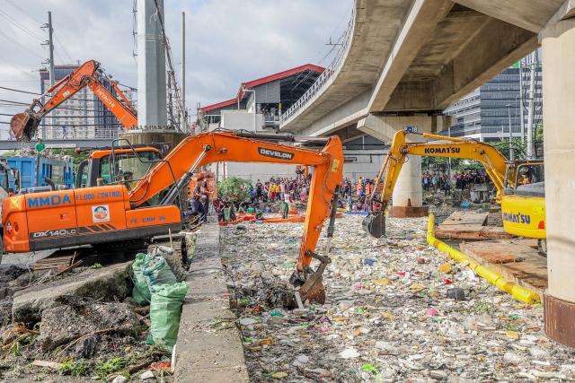 (260813) -- PARANAQUE CITY, Aug. 13, 2026 (Xinhua) -- Cleanup personnel remove garbage from a waterway in Paranaque City, the Philippines on Aug. 12, 2026.
  Massive volumes of garbage have clogged waterways and drainage systems in Metro Manila, the Philippines, following days of heavy rains, local media reported on Wednesday. (Xinhua)