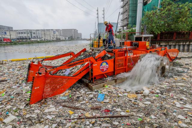 (260813) -- PARANAQUE CITY, Aug. 13, 2026 (Xinhua) -- Cleanup personnel remove garbage from a waterway in Paranaque City, the Philippines on Aug. 12, 2026.
  Massive volumes of garbage have clogged waterways and drainage systems in Metro Manila, the Philippines, following days of heavy rains, local media reported on Wednesday. (Xinhua)