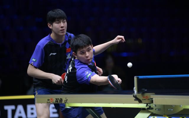 (260813) -- MALMO, Aug. 13, 2026 (Xinhua) -- Lin Shidong (R)/Wen Ruibo compete during the men's doubles quarterfinal match between China's Lin Shidong/Wen Ruibo and Alexis Lebrun/Felix Lebrun of France at the WTT Europe Smash Sweden 2026 in Malmo, Sweden, Aug. 13, 2026. (Xinhua/Weng Xinyang)
