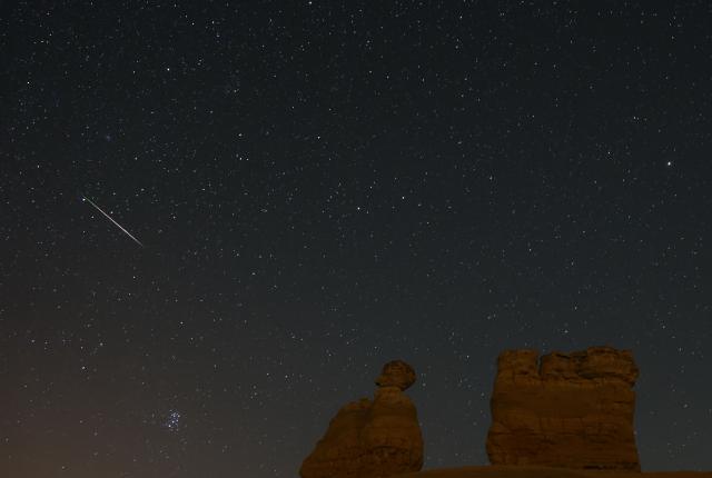 (260813) -- KONYA, Aug. 13, 2026 (Xinhua) -- This photo taken on Aug. 13, 2026 shows the Perseid meteor shower in Konya, central Türkiye. As one of the three major annual meteor showers in the Northern Hemisphere, the Perseid meteor shower peaks on Aug. 12 and 13 this year. (Mustafa Kaya/Handout via Xinhua)