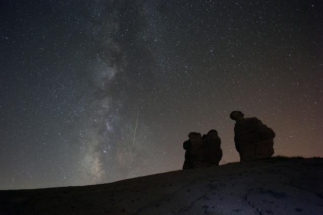 (260813) -- KONYA, Aug. 13, 2026 (Xinhua) -- This photo taken on Aug. 12, 2026 shows the Perseid meteor shower in Konya, central Türkiye. As one of the three major annual meteor showers in the Northern Hemisphere, the Perseid meteor shower peaks on Aug. 12 and 13 this year. (Mustafa Kaya/Handout via Xinhua)