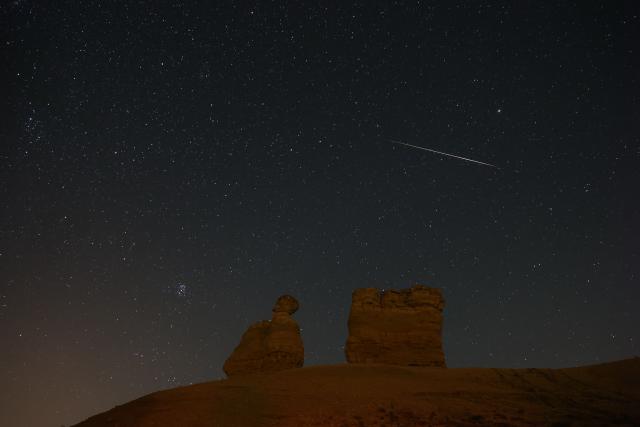 (260813) -- KONYA, Aug. 13, 2026 (Xinhua) -- This photo taken on Aug. 13, 2026 shows the Perseid meteor shower in Konya, central Türkiye. As one of the three major annual meteor showers in the Northern Hemisphere, the Perseid meteor shower peaks on Aug. 12 and 13 this year. (Mustafa Kaya/Handout via Xinhua)