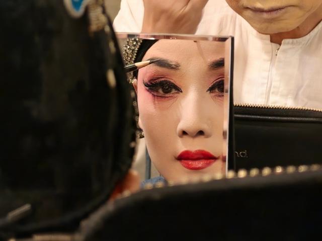 (260813) -- EDINBURGH, Aug. 13, 2026 (Xinhua) -- Chinese Huangmei Opera actress Han Zaifen puts on makeup before a performance at the Queen's Hall in Edinburgh, Britain, Aug. 12, 2026. TO GO WITH "Feature: Chinese Huangmei opera heroine brings tale of courage to Edinburgh" (Xinhua/Yu Aicen)