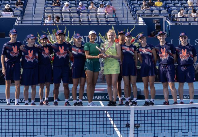 (260814) -- TORONTO, Aug. 14, 2026 (Xinhua) -- Zhang Shuai (C,L)/Katerina Siniakova and ball kids pose for photos with the trophy during the awarding ceremony after the women's doubles final match between Zhang Shuai(China) / Katerina Siniakova(the Czech Republic) and Sara Errani(Italy)/Nicole Melichar-Martinez(the United States) at the 2026 National Bank Open tennis tournament in Toronto, Canada, Aug. 13, 2026. (Photo by Zou Zheng/Xinhua)
