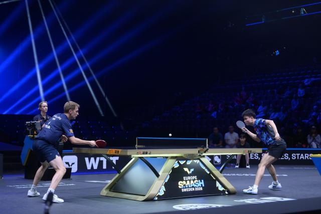 (260814) -- MALMO, Aug. 14, 2026 (Xinhua) -- Zhou Qihao (R) and Anton Kallberg compete during the men's singles round of 32 match between China's Zhou Qihao and Sweden's Anton Kallberg at the WTT Europe Smash Sweden 2026 in Malmo, Sweden, Aug. 13, 2026. (Xinhua/Weng Xinyang)