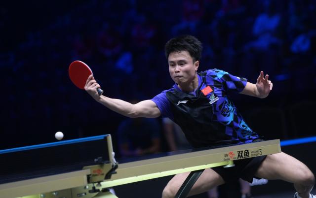 (260814) -- MALMO, Aug. 14, 2026 (Xinhua) -- Zhou Qihao hits a return during the men's singles round of 32 match between China's Zhou Qihao and Sweden's Anton Kallberg at the WTT Europe Smash Sweden 2026 in Malmo, Sweden, Aug. 13, 2026. (Xinhua/Weng Xinyang)
