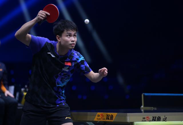 (260814) -- MALMO, Aug. 14, 2026 (Xinhua) -- Zhou Qihao serves during the men's singles round of 32 match between China's Zhou Qihao and Sweden's Anton Kallberg at the WTT Europe Smash Sweden 2026 in Malmo, Sweden, Aug. 13, 2026. (Xinhua/Weng Xinyang)