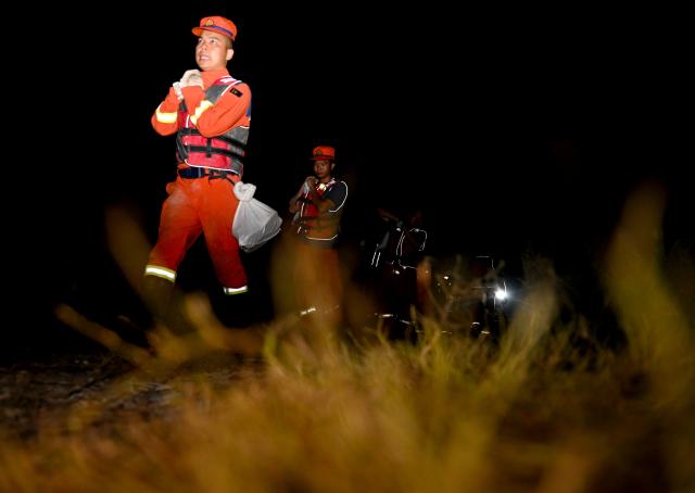 (260814) -- JIAXIAN, Aug. 14, 2026 (Xinhua) -- Rescuers work at the site of a levee breach along the Beiru River in Jiaxian County, central China's Henan Province, Aug. 13, 2026.
  A levee along the Beiru River in Jiaxian County gave way on Wednesday night, following extreme rainfall and large-volume discharges from upstream reservoirs.
  As of Thursday, a total of 2,182 people had been evacuated to safety, with no casualties reported so far. Efforts to contain the levee breach are underway. (Xinhua/Hao Yuan)