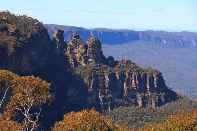 (260814) -- NEW SOUTH WALES, Aug. 14, 2026 (Xinhua) -- This photo taken on Aug. 13, 2026 shows a view of the Three Sisters within the Blue Mountains National Park in New South Wales, Australia. (Xinhua/Gong Bing)