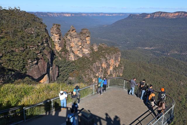 (260814) -- NEW SOUTH WALES, Aug. 14, 2026 (Xinhua) -- Tourists enjoy the scenery at the Blue Mountains National Park in New South Wales, Australia, on Aug. 13, 2026. (Xinhua/Gong Bing)