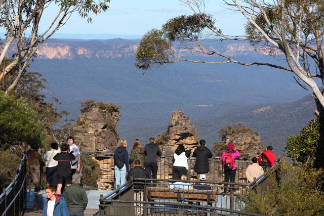(260814) -- NEW SOUTH WALES, Aug. 14, 2026 (Xinhua) -- Tourists enjoy the scenery at the Blue Mountains National Park in New South Wales, Australia, on Aug. 13, 2026. (Xinhua/Gong Bing)