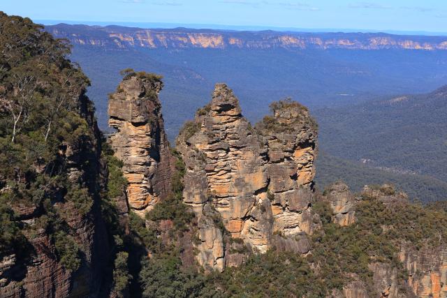 (260814) -- NEW SOUTH WALES, Aug. 14, 2026 (Xinhua) -- This photo taken on Aug. 13, 2026 shows the Three Sisters within the Blue Mountains National Park in New South Wales, Australia. (Xinhua/Gong Bing)