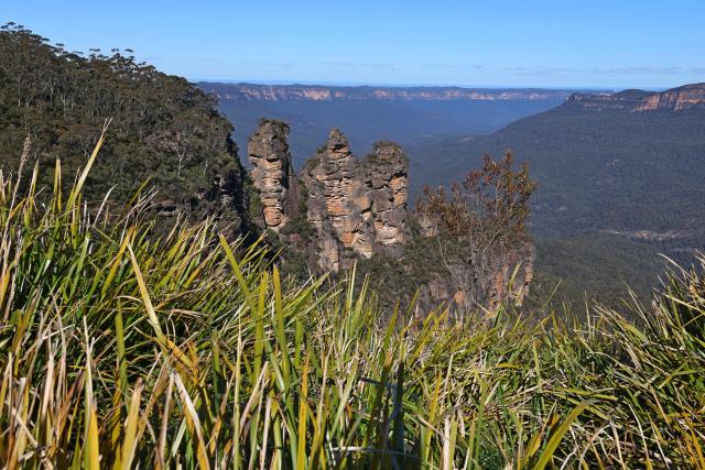 (260814) -- NEW SOUTH WALES, Aug. 14, 2026 (Xinhua) -- This photo taken on Aug. 13, 2026 shows a view of the Three Sisters within the Blue Mountains National Park in New South Wales, Australia. (Xinhua/Gong Bing)