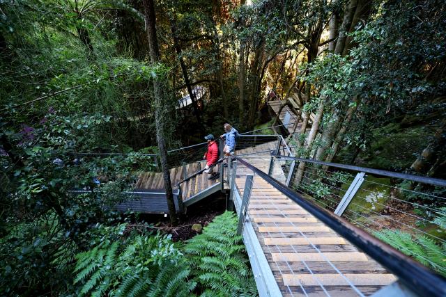 (260814) -- NEW SOUTH WALES, Aug. 14, 2026 (Xinhua) -- Tourists enjoy the scenery at the Blue Mountains National Park in New South Wales, Australia, on Aug. 13, 2026. (Xinhua/Gong Bing)