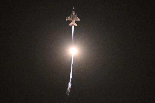 (260814) -- ISLAMABAD, Aug. 14, 2026 (Xinhua) -- A Pakistani Air Force fighter jet deploys flares during a fly-past to celebrate Pakistan's Independence Day in Islamabad, capital of Pakistan, on Aug. 13, 2026. (Xinhua/Ahmad Kamal)