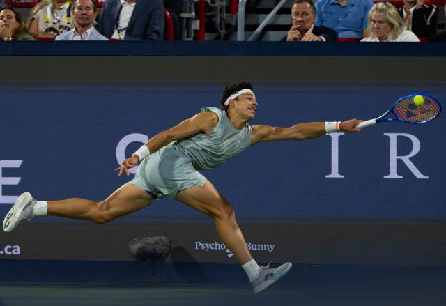 (260814) -- MONTREAL, Aug. 14, 2026 (Xinhua) -- Ben Shelton returns the ball during the men's singles final match between Ben Shelton of the United States and Brandon Nakashima of the United States at the 2026 National Bank Open tennis tournament in Montreal, Canada, Aug. 13, 2026. (Photo by Li Haitao/Xinhua)