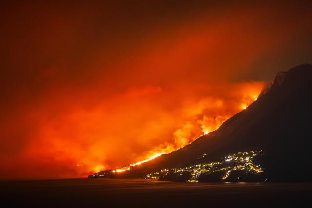 (260814) -- OMIS, Aug. 14, 2026 (Xinhua) -- This photo taken on Aug. 13, 2026 shows a massive wildfire near the coastal town of Omis, Croatia.
  At least 1,000 residents and tourists have been evacuated after a massive wildfire spread into the coastal town of Omis in southern Croatia, local media reported early Friday. (Zvonimir Barisin/PIXSELL via Xinhua)