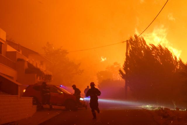 (260814) -- OMIS, Aug. 14, 2026 (Xinhua) -- Firefighters are pictured near a massive wildfire at the coastal town of Omis, Croatia, on Aug. 13, 2026.
  At least 1,000 residents and tourists have been evacuated after a massive wildfire spread into the coastal town of Omis in southern Croatia, local media reported early Friday. (Zvonimir Barisin/PIXSELL via Xinhua)