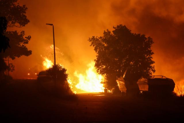 (260814) -- OMIS, Aug. 14, 2026 (Xinhua) -- A massive wildfire rages at the coastal town of Omis, Croatia, on Aug. 13, 2026.
  At least 1,000 residents and tourists have been evacuated after a massive wildfire spread into the coastal town of Omis in southern Croatia, local media reported early Friday. (Zvonimir Barisin/PIXSELL via Xinhua)