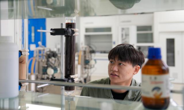 (260814) -- CHANGDE, Aug. 14, 2026 (Xinhua) -- A staff member works at the Hunan Lier Biotech Co., Ltd. in Jinshi City of Changde, central China's Hunan Province, on Aug. 13, 2026. In recent years, Jinshi City has stepped up efforts to develop its bio-manufacturing industry which dates back to the 1950s. The city is now home to 41 relevant companies engaged in fields including bio-agriculture, bio-pharmaceuticals and bio-food, with more than 200 high-end synthetic biology products in production. 
   In the first half of this year, the bio-manufacturing industry generated an output value of 2.09 billion yuan (about 310 million U.S. dollars), providing fresh impetus to the local economy. (Xinhua/Dai Mingxuan)