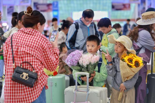 (260814) -- KUNMING, Aug. 14, 2026 (Xinhua) -- Passengers are seen at Kunming South Railway Station in Kunming, southwest China's Yunnan Province, Aug. 12, 2026. With its cool plateau climate, Yunnan has become a popular summer destination for domestic and international tourists.
During the summer travel season, Yunnan has increased its railway transportation capacity on routes connecting Kunming with popular tourist cities. (Photo by Yang Zixuan/Xinhua)