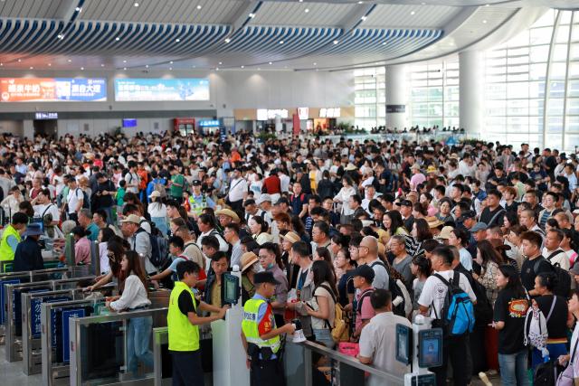 (260814) -- KUNMING, Aug. 14, 2026 (Xinhua) -- Passengers are seen at Dali Railway Station in Dali, southwest China's Yunnan Province, Aug. 13, 2026. With its cool plateau climate, Yunnan has become a popular summer destination for domestic and international tourists.
During the summer travel season, Yunnan has increased its railway transportation capacity on routes connecting Kunming with popular tourist cities. (Photo by Yang Zixuan/Xinhua)