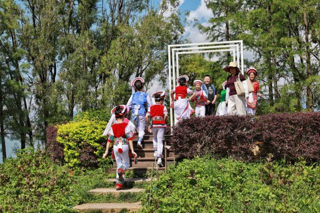 (260814) -- KUNMING, Aug. 14, 2026 (Xinhua) -- Tourists visit a wetland park by the Erhai Lake in Dali, southwest China's Yunnan Province, Aug. 13, 2026. With its cool plateau climate, Yunnan has become a popular summer destination for domestic and international tourists.
During the summer travel season, Yunnan has increased its railway transportation capacity on routes connecting Kunming with popular tourist cities. (Photo by Yang Zixuan/Xinhua)