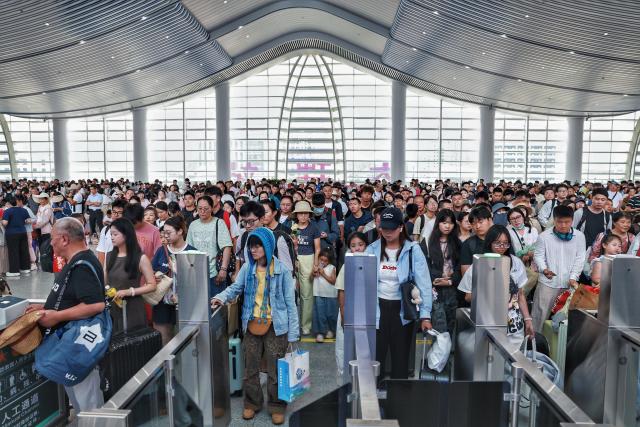 (260814) -- KUNMING, Aug. 14, 2026 (Xinhua) -- Passengers are seen at Dali Railway Station in Dali, southwest China's Yunnan Province, Aug. 13, 2026. With its cool plateau climate, Yunnan has become a popular summer destination for domestic and international tourists.
During the summer travel season, Yunnan has increased its railway transportation capacity on routes connecting Kunming with popular tourist cities. (Photo by Yang Zixuan/Xinhua)