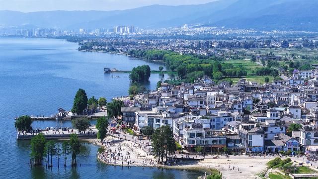 (260814) -- KUNMING, Aug. 14, 2026 (Xinhua) -- This aerial drone photo taken on Aug. 13, 2026 shows tourists having fun along the Erhai Lake in Dali, southwest China's Yunnan Province. With its cool plateau climate, Yunnan has become a popular summer destination for domestic and international tourists.
During the summer travel season, Yunnan has increased its railway transportation capacity on routes connecting Kunming with popular tourist cities. (Photo by Yang Zixuan/Xinhua)