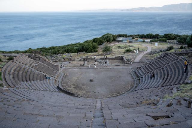 (260814) -- CANAKKALE, Aug. 14, 2026 (Xinhua) -- This photo taken on Aug. 12, 2026 shows a view of the Archaeological Site of Assos in Canakkale Province, Türkiye. The ancient city of Assos is a popular tourist destination along the Aegean coast, known for its ancient ruins. The Archaeological Site of Assos was included on UNESCO's tentative list of World Heritage Sites in 2017. (Xinhua/Cheng Ruize)