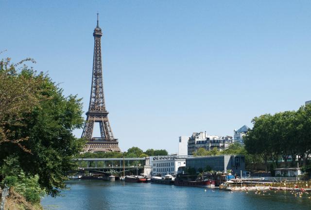 (260814) -- PARIS, Aug. 14, 2026 (Xinhua) -- People swim in the Seine River during a heatwave in Paris, France, Aug. 14, 2026. (Xinhua/Wu Huiwo)