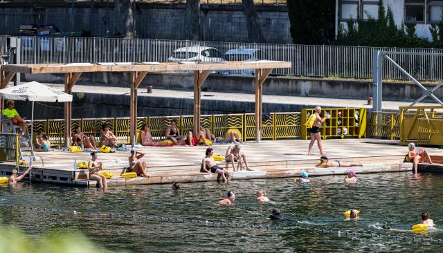 (260814) -- PARIS, Aug. 14, 2026 (Xinhua) -- People swim in the Seine River during a heatwave in Paris, France, Aug. 14, 2026. (Xinhua/Wu Huiwo)